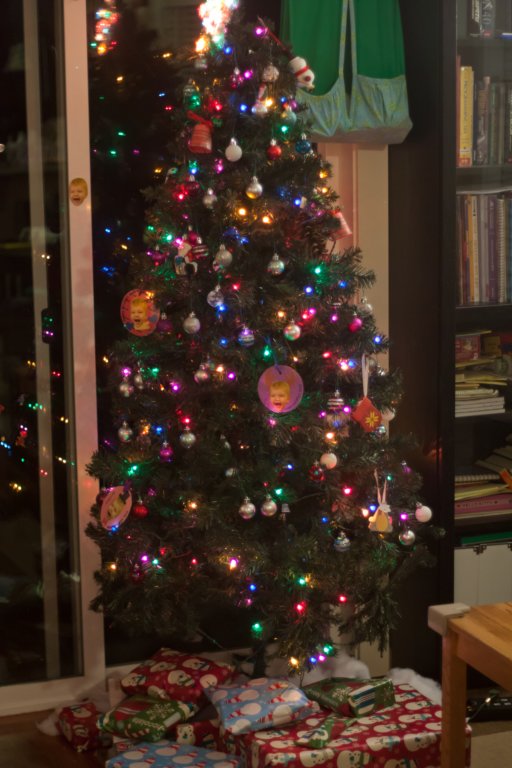 christmastreeandpresents.jpg