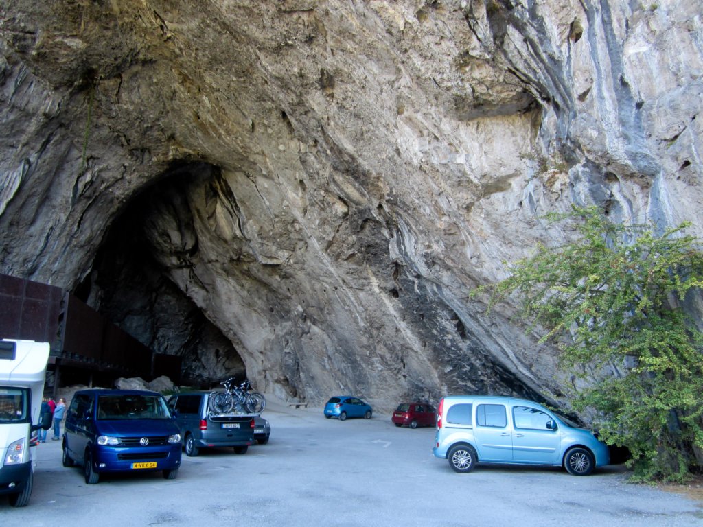 theentrancetotheniauxcave.jpg